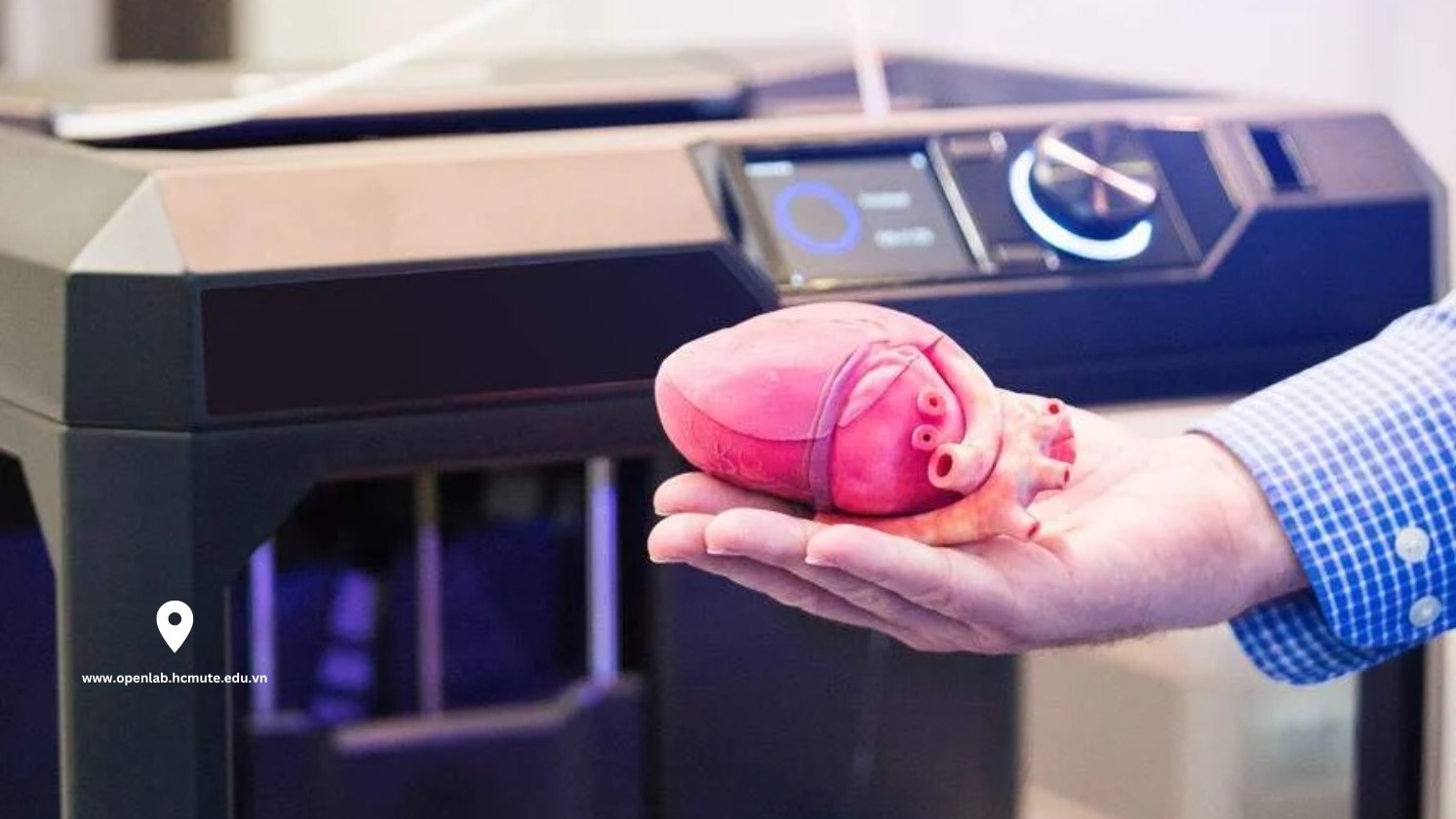 Công nghệ in 3D là công nghệ mới, một phần cực kỳ quan trọng của cách mạng công nghiệp 4.0 . Công nghệ in 3D xuất hiện tại Việt Nam từ trước những năm 2010 và phát triển vượt bậc trong giai đoạn 2016-2019. Sau 2020, công nghệ in 3D được ứng dụng thực tiễn vào nhiều ngành nghề như công nghiệp sản xuất, R&D, tạo mẫu nhanh, sản xuất mỹ thuật; mang lại hiệu quả rất cao và hiệu ứng xã hội tốt. Ứng dụng công nghệ in 3D còn mang tính nhân văn rất cao khi mà có thể đưa vào ngành y tế. Đi cùng Công Nghệ in 3D ( 3D Printing / 3D Printer) nhiều thuật ngữ quan trọng khác được ra đời ngay sau đó. Thuật ngữ: Máy in 3D, Máy in 3D công nghiệp, Máy in 3D giá rẻ, Tạo mẫu nhanh, Dịch vụ in 3d, Dịch vụ tạo mẫu nhanh ....