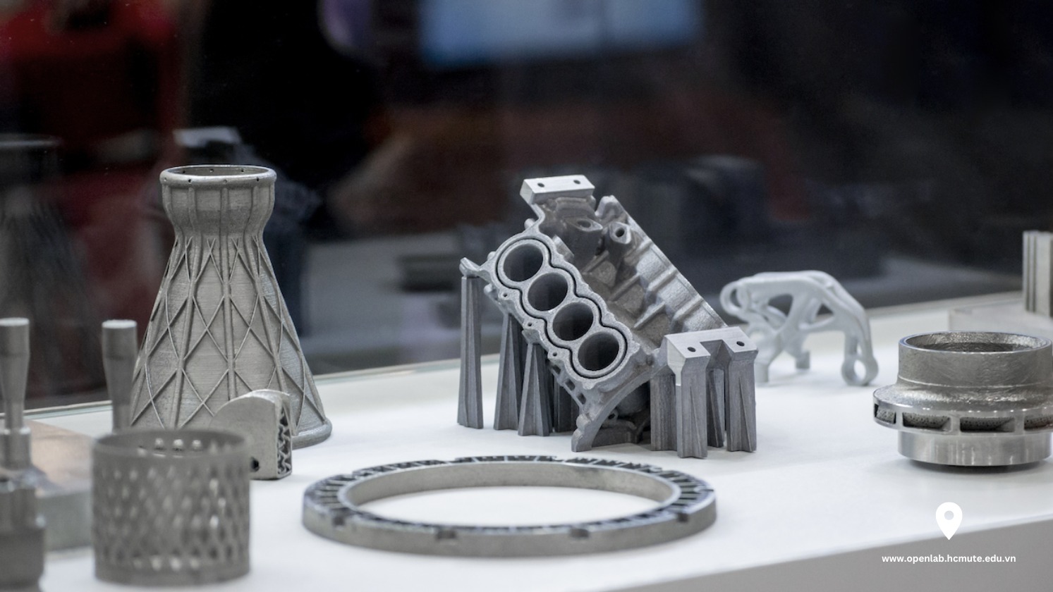 Công nghệ in 3D là công nghệ mới, một phần cực kỳ quan trọng của cách mạng công nghiệp 4.0 . Công nghệ in 3D xuất hiện tại Việt Nam từ trước những năm 2010 và phát triển vượt bậc trong giai đoạn 2016-2019. Sau 2020, công nghệ in 3D được ứng dụng thực tiễn vào nhiều ngành nghề như công nghiệp sản xuất, R&D, tạo mẫu nhanh, sản xuất mỹ thuật; mang lại hiệu quả rất cao và hiệu ứng xã hội tốt. Ứng dụng công nghệ in 3D còn mang tính nhân văn rất cao khi mà có thể đưa vào ngành y tế. Đi cùng Công Nghệ in 3D ( 3D Printing / 3D Printer) nhiều thuật ngữ quan trọng khác được ra đời ngay sau đó. Thuật ngữ: Máy in 3D, Máy in 3D công nghiệp, Máy in 3D giá rẻ, Tạo mẫu nhanh, Dịch vụ in 3d, Dịch vụ tạo mẫu nhanh ....